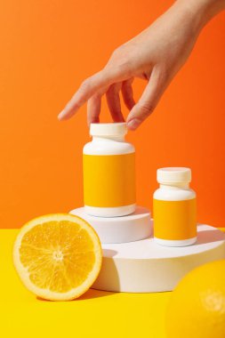 C vitamini biyo-upplement, arka planda hafif bir şişe..