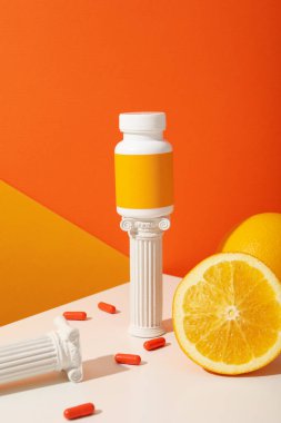 C vitamini biyo-upplement, arka planda hafif bir şişe..