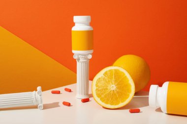 C vitamini biyo-upplement, arka planda hafif bir şişe..