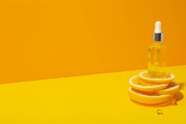 Citrus meyveli sıvı serumda C vitamini.