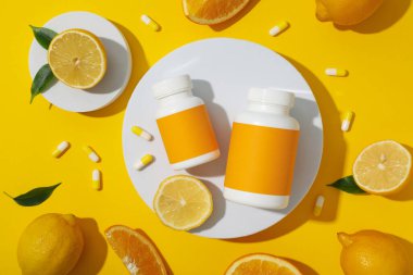 C vitamini biyo-upplement, arka planda hafif bir şişe..