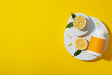 C vitamini biyo-upplement, arka planda hafif bir şişe..