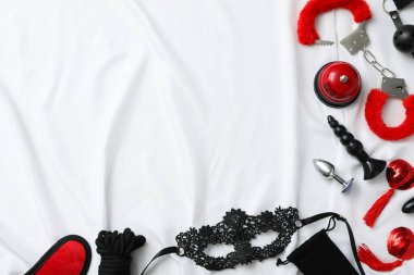 Hafif arka planda seks oyuncakları koleksiyonu.