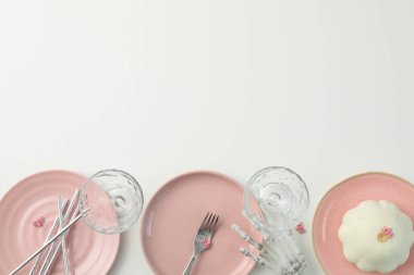 Cadılar Bayramı için masa ayarları beyaz ve pembe tonlarda