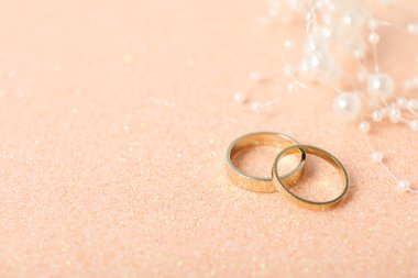 Bej arkaplanda altın alyanslar, metin için boşluk