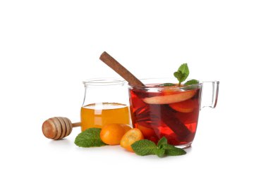 Sıcak içecek kavramı - meyve ve meyve çayı, beyaz arka planda izole edilmiş.