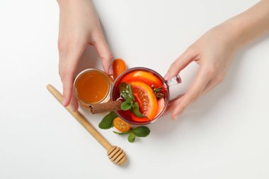 Sıcak içecek kavramı - böğürtlen ve meyve çayı, üst manzara