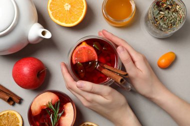 Sıcak içecek kavramı - böğürtlen ve meyve çayı, üst manzara