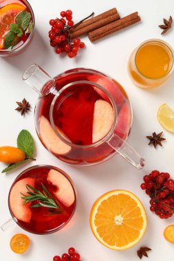 Sıcak içecek kavramı - böğürtlen ve meyve çayı, üst manzara