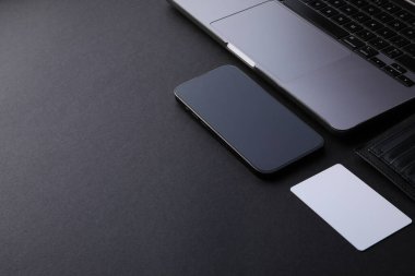 Kara Cuma konsepti, dizüstü bilgisayarı ve paketleri olan.