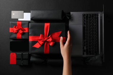 Kara Cuma konsepti, dizüstü bilgisayarı ve paketleri olan.