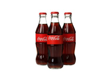 Ukrayna, Kyiv, 24 / 08 / 2023: Beyaz arka planda izole edilmiş, en popüler Coca Cola içeceği olan PNG.
