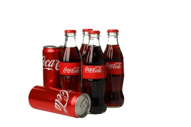 Ukrayna, Kyiv, 24 / 08 / 2023: Beyaz arka planda izole edilmiş, en popüler Coca Cola içeceği olan PNG.