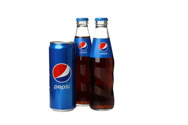 Ukrayna, Kyiv, 24 / 08 / 2023: PNG, en popüler Pepsi içeceği, beyaz arka planda izole edilmiş.