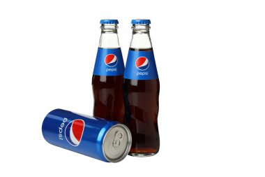 Ukrayna, Kyiv, 24 / 08 / 2023: PNG, en popüler Pepsi içeceği, beyaz arka planda izole edilmiş.