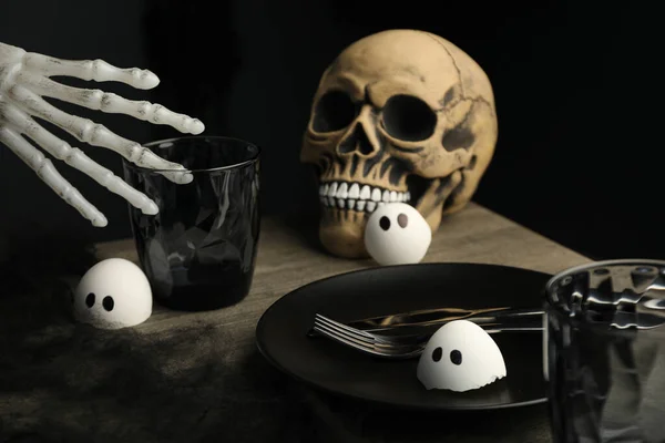 Festlicher Halloween Tisch Mit Totenkopf Und Geistern Gedeckt — Stockfoto