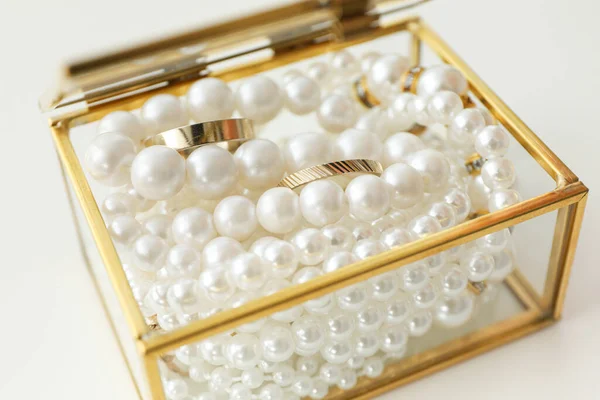 Goldene Eheringe Schmuckschatulle Mit Perlen Auf Weißem Hintergrund Nahaufnahme — Stockfoto