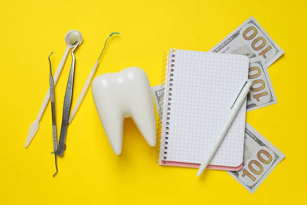 Οδοντιατρικά Εργαλεία Χρήματα Διακοσμητικά Δόντια Και Σημειωματάριο Κίτρινο Φόντο Πάνω — Φωτογραφία Αρχείου