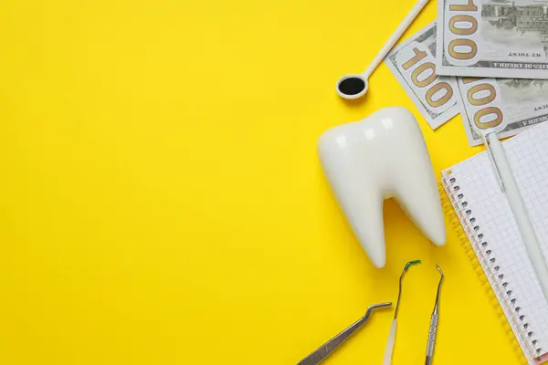 Οδοντιατρικά Εργαλεία Χρήματα Διακοσμητικά Δόντια Και Σημειωματάριο Κίτρινο Φόντο Χώρος — Φωτογραφία Αρχείου