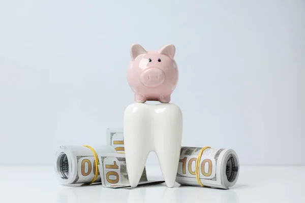 Piggy Τράπεζα Διακοσμητικά Δόντια Και Χρήματα Λευκό Φόντο — Φωτογραφία Αρχείου