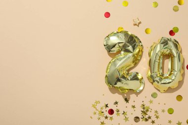 Altın balonlardan yapılmış 20 numaralı şenlik.