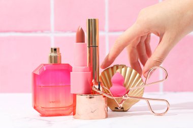 Parfüm, makyaj malzemesi ve altın bir kabuk.