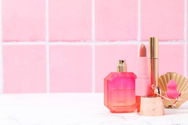 Parfüm, makyaj malzemesi ve altın bir kabuk.