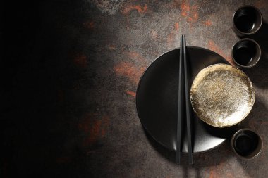 Boş, siyah Çin yemekleri ve yemek çubukları.