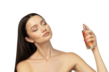 PNG, elinde parfümle çekici bir kız, beyaz arka planda soyutlanmış.