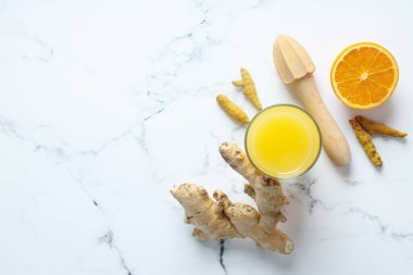 Sağlıklı sıvı kavramı - zencefilli zerdeçal içeceği