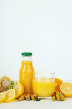 Sağlıklı sıvı kavramı - zencefilli zerdeçal içeceği