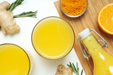 Sağlıklı sıvı kavramı - zencefilli zerdeçal içeceği