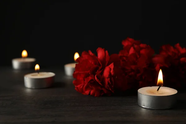 Velas Luto Con Flores Sobre Fondo Oscuro — Foto de Stock