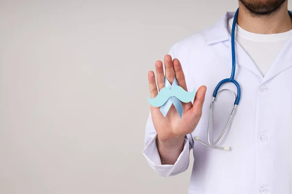 Ein Blaues Band Mit Schnurrbart Der Hand Eines Arztes — Stockfoto