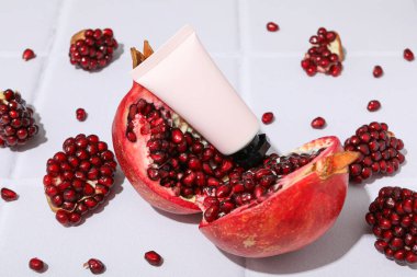 Kişisel bakım ve cilt ürünleri kavramı - nar kozmetiği