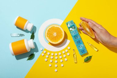 Biyolojik takviye C vitamini, hafif arkaplan üzerindeki tabletlerde.