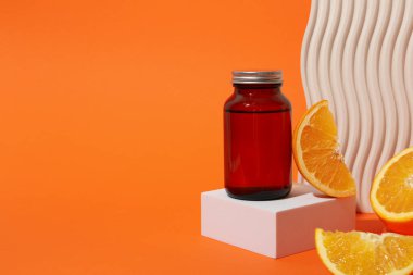 C vitamini biyo-upplement, arka planda hafif bir şişe..