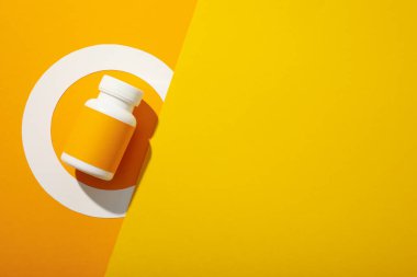 Biyolojik takviye C vitamini, hafif arkaplan üzerindeki tabletlerde.