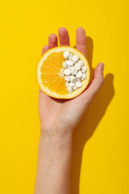 Biyolojik takviye C vitamini, hafif arkaplan üzerindeki tabletlerde.