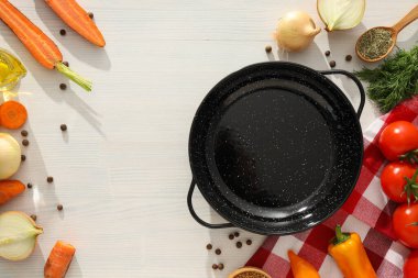 Yemek yapmak için bir tava, malzemelerle birlikte..