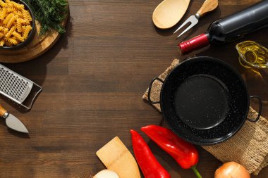 Yemek yapmak için bir tava, malzemelerle birlikte..