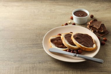 Sabah yemeği kavramı. Çikolatalı makarnalı lezzetli ekmek.