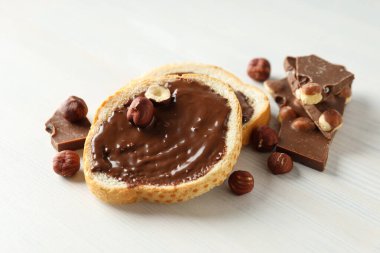 Çikolata ezmeli ekmek, lezzetli kahvaltı yemekleri.