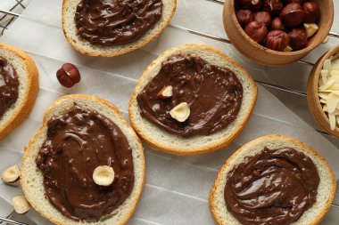 Çikolata ezmeli ekmek, lezzetli kahvaltı yemekleri.