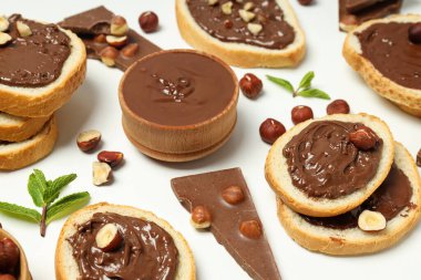 Çikolata ezmeli ekmek - lezzetli kahvaltı ya da sabah yemeği