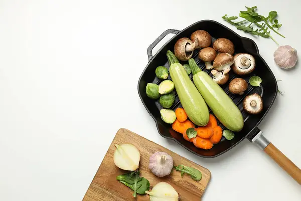 Stekpanna För Matlagning Bordet Med Ingredienser — Stockfoto