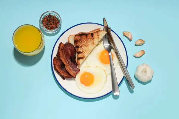 おいしい朝食と美味しい肉フードコンセプト 揚げベーコン — ストック写真