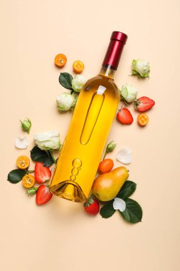 Şarap şişesi, güller ve bej arka planda meyveler, üst manzara.