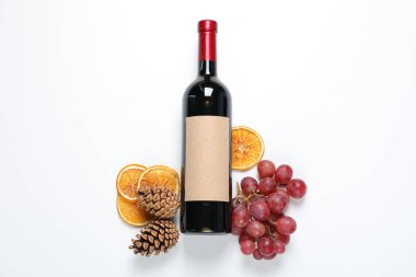 Cam şişe, üzüm ve turuncu beyaz arka plan, üst manzara.