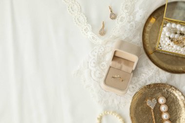 Kutuda alyans ve beyaz arka planda mücevher, metin için boşluk